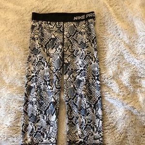 Nike pro Capri. Snakeskin print. Size M
